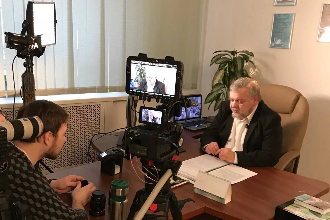 Съёмка интервью с предпринимателем в помещении химчистки